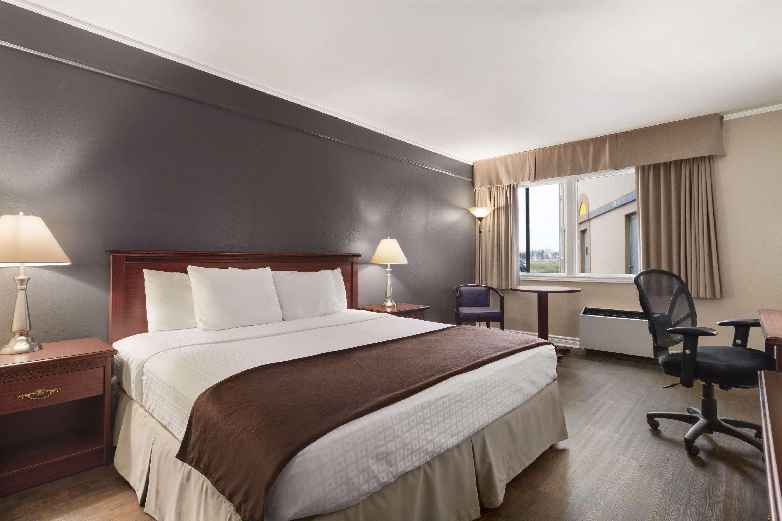 Days Inn By Wyndham Броквилл Экстерьер фото
