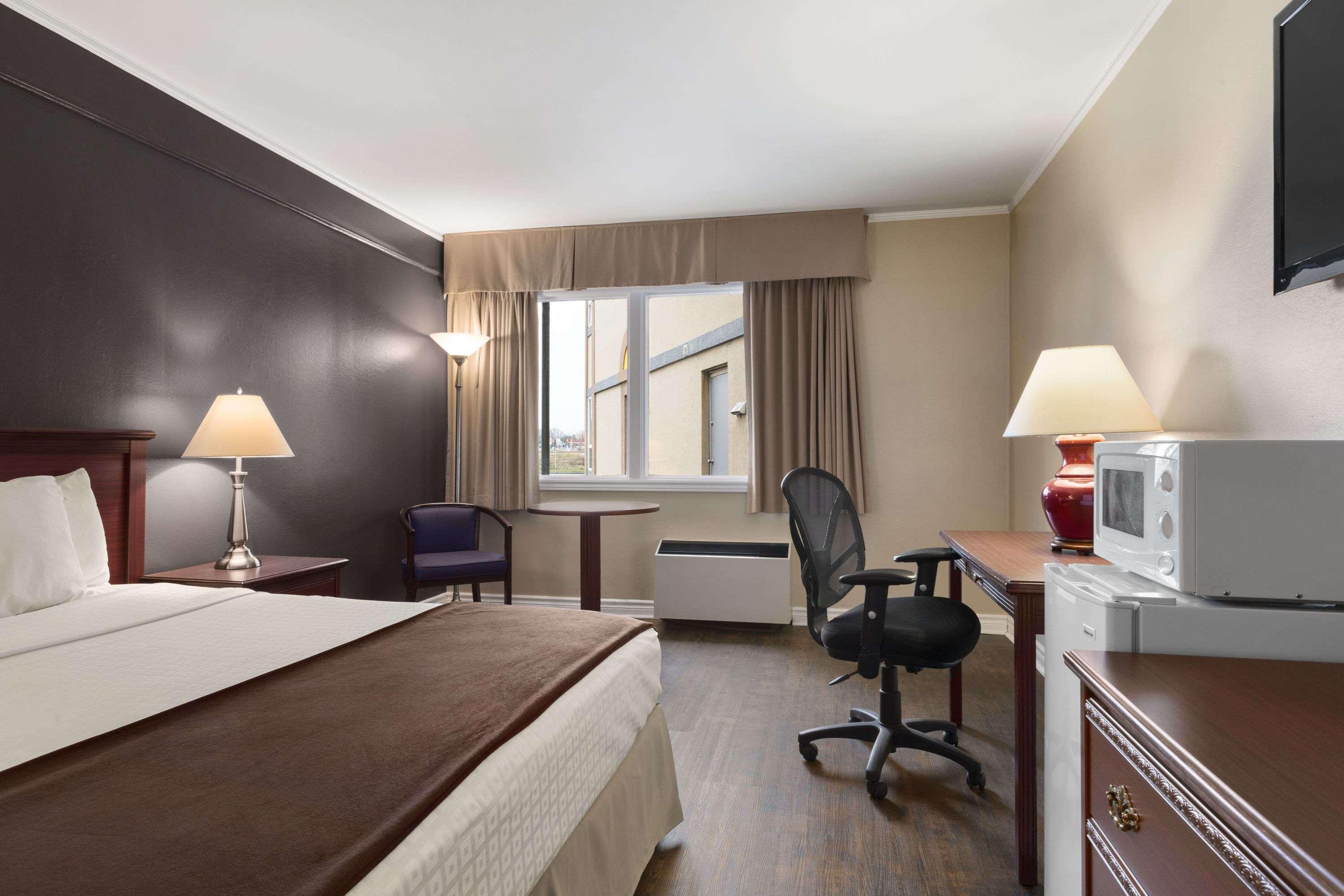 Days Inn By Wyndham Броквилл Экстерьер фото